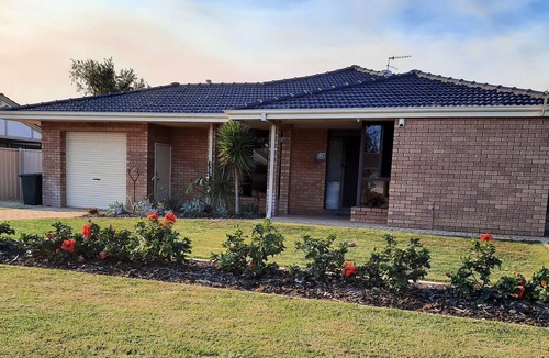 Silver Sands House | SS Beach House for Families in a Quiet Street