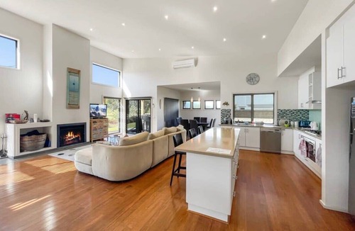 Connewarre House | St. Emilion - 13th Beach Golf Links Estate