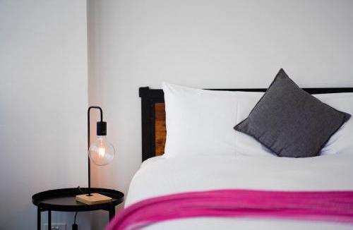 Saint Kilda South Apartment | St Kilda 1BR Apt with City Views & Parking Close to Beach & Tram