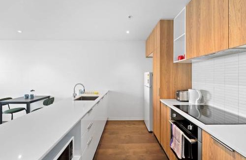 Saint Kilda South Apartment | St Kilda 1BR Apt with City Views & Parking Close to Beach & Tram