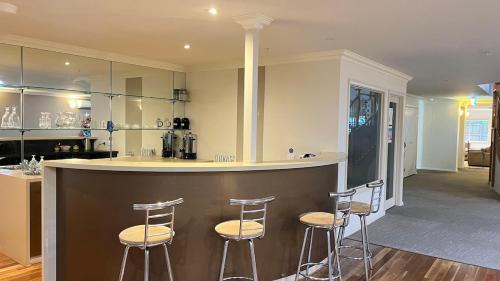 Lower Plenty Apartment | Star on Main with a Pool