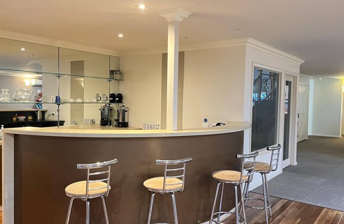 Lower Plenty Apartment | Star on Main with a Pool