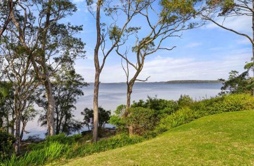 Sanctuary Point House | Stargazer Cottage Waterfront Reserve with Private Studio by Book Jervis Bay