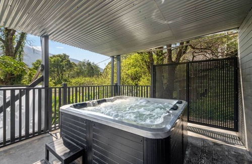 Warburton Apartment | Station Hideaway with Private Spa & Mountain Views