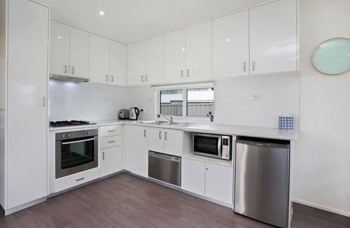 Apollo Bay Cottage | Stay in this modern home situated in the heart of Apollo Bay