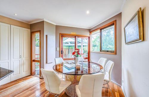 Mont Albert North House | StayAU Comfortable Two-Story wPool Table&Backyard