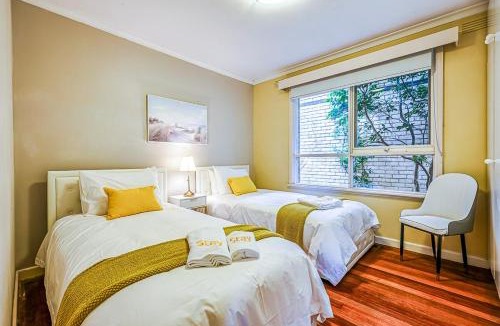 Mont Albert North House | StayAU Comfortable Two-Story wPool Table&Backyard