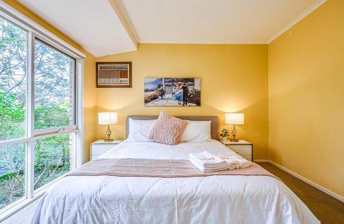 Mont Albert North House | StayAU Comfortable Two-Story wPool Table&Backyard