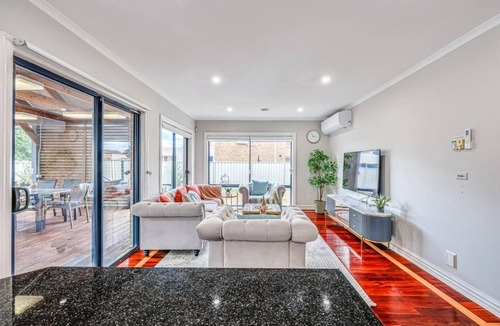 Caroline Springs House | StayAU Double Story Pet-friendly House PoolTable
