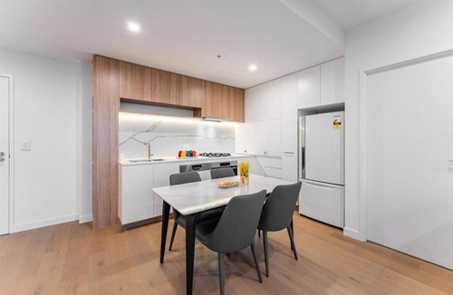 Box Hill Apartment | StayAU Spacious 2BR Stunning Sunset Views