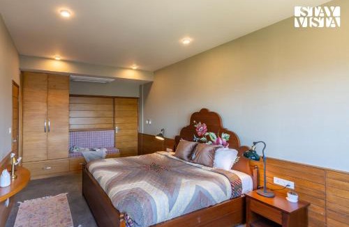 Shimla Villa | StayVista at Grove - Elysium Estate with Hill View, Lawn