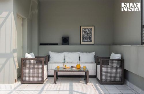 Ballygunge Apartment | StayVista at Nayak House with Terrace, Wi-Fi