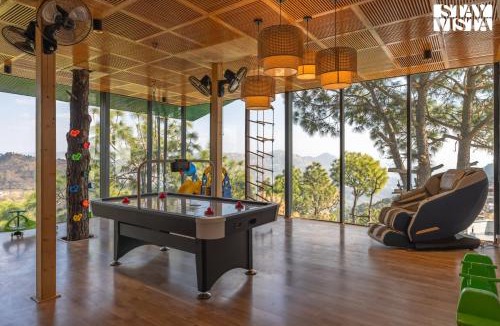 Barog Apartment | StayVista at Serene with Outdoor Bonfire