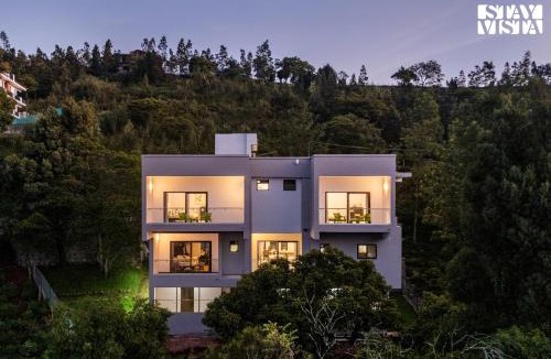 Wellington Villa | StayVista at Villa Aruvi with Bonfire, Lawn