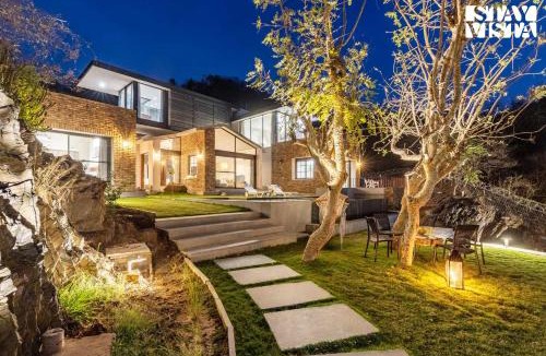 Bedla Villa | StayVista's Ikebana - Living By The Forest Edge - Mountain-view Villa with Infinity Pool, Lawn, & Indoor-Outdoor Games
