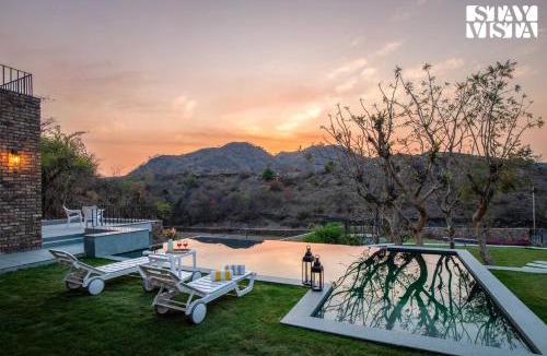 Bedla Villa | StayVista's Ikebana - Living By The Forest Edge - Mountain-view Villa with Infinity Pool, Lawn, & Indoor-Outdoor Games