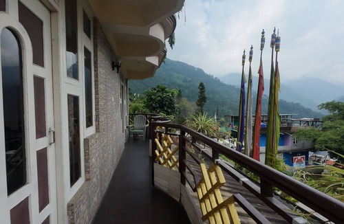 Geyzing House | "StayWithUs: Your Comfort, Our Priority!"