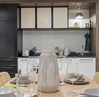 Abbotsford Apartment | Steps to the River, Minutes to the City