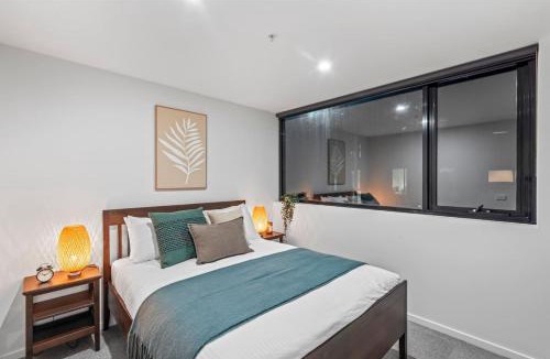 Abbotsford Apartment | Steps to the River, Minutes to the City