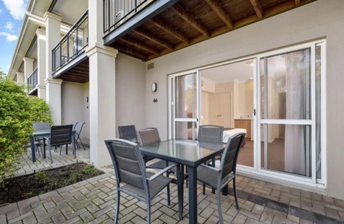 Halls Head Apartment | Studio apartment with queen bed in Apollo Quay