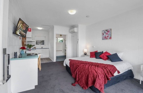 Geelong Apartment | Studio Apt, Essential Comfort, CBD, Mibnb