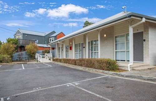 Geelong Apartment | Studio Apt, Essential Comfort, CBD, Mibnb
