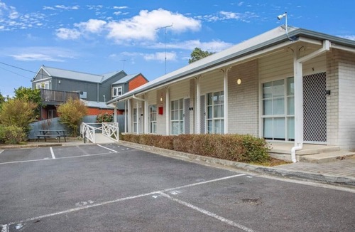 Geelong Apartment | Studio Apt, Walk-In Shower, CBD, Mibnb