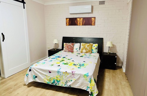 Turramurra Apartment | Studio in Turramurra,quiet & leafy.Walk to rail,public transportation and shops.