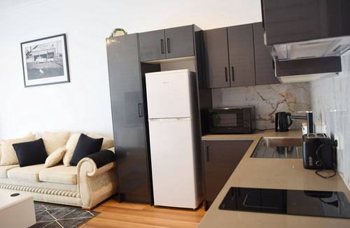 Hamlyn Heights House | Studio One Art Deco Escape - 5mins to Geelong CBD