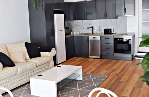 Hamlyn Heights House | Studio One Art Deco Escape - 5mins to Geelong CBD