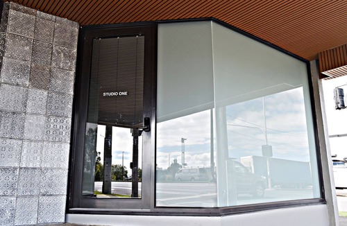 Hamlyn Heights House | Studio One Art Deco Escape - 5mins to Geelong CBD