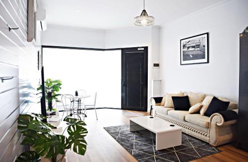 Hamlyn Heights House | Studio One Art Deco Escape - 5mins to Geelong CBD