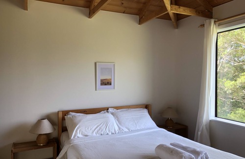 Ocean Beach Apartment | Studio treehouse - Turicum Chalets @ Monkey Rock Winery