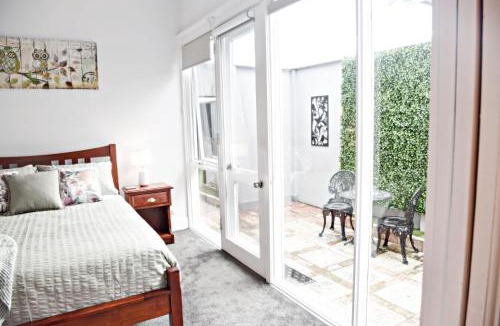 Geelong House | Studio Two Art Deco Escape - 5mins to Geelong CBD