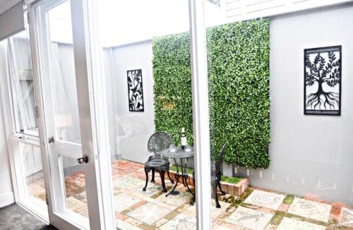 Geelong House | Studio Two Art Deco Escape - 5mins to Geelong CBD