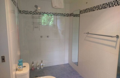 Duffy House | Studio with Queen bed and Free parking