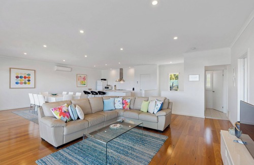 Encounter Bay House | Stunning 180 degree sea views from modern 2 storey house in prime location