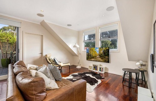 Northcote Apartment | Stunning 2-Bed Unit with BBQ Patio near Dining