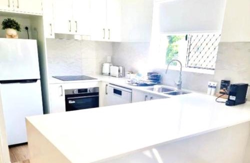 Torquay Apartment | Stunning 2 BR, 2 Bathroom Beachfront Apartment Close To Everything!