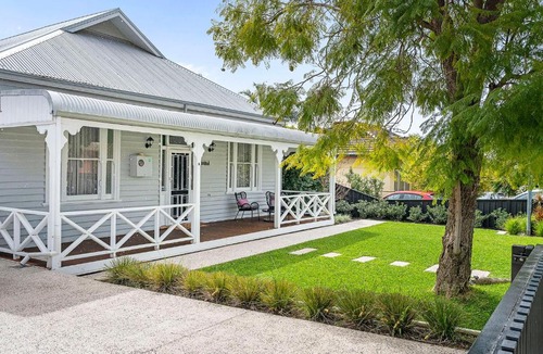 Bayswater House | Stunning Bayswater Home Large Deck, BBQ