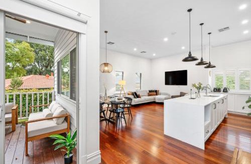 Bayswater House | Stunning Bayswater Home Large Deck, BBQ