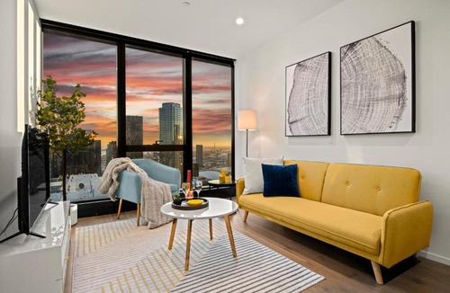Southbank Apartment | Stunning CBD Views 2BR Retreat, Pool and Free Parking