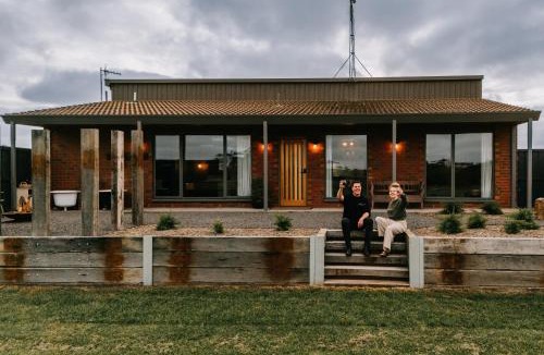 Warrnambool Apartment | Stunning couples getaway - Outdoor cinema and fire