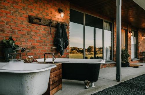 Warrnambool Apartment | Stunning couples getaway - Outdoor cinema and fire