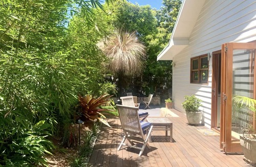Yamba House | Stunning couples luxury beach house! Walk everywhere! wifi+fire+parking+garden!