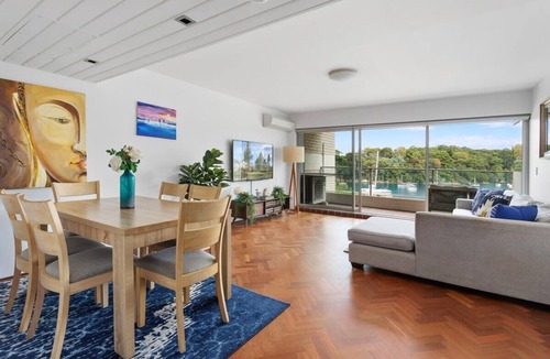 McMahons Point Apartment | Stunning double-story waterfront retreat