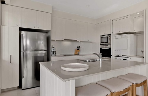Noosaville Apartment | Stunning Executive 3 bedroom Noosa River Apartment