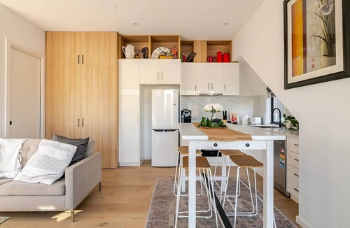 Footscray House | Stunning, modern, two-story detached townhouse