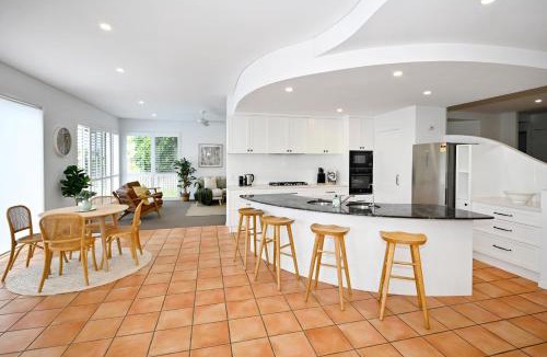 Mooloolaba House | Stunning Mooloolaba Waterfront Home -10 guests ZB1