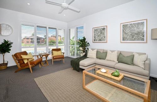 Mooloolaba House | Stunning Mooloolaba Waterfront Home -10 guests ZB1